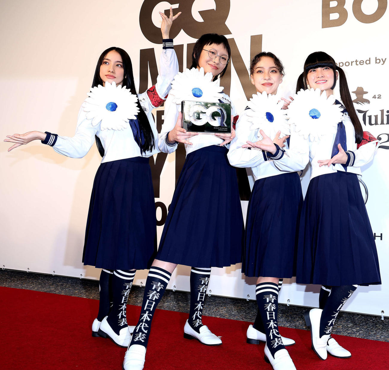 新しい学校のリーダーズ。左からKANON、SUZUKA、RIN、MIZYU（2023年11月撮影）