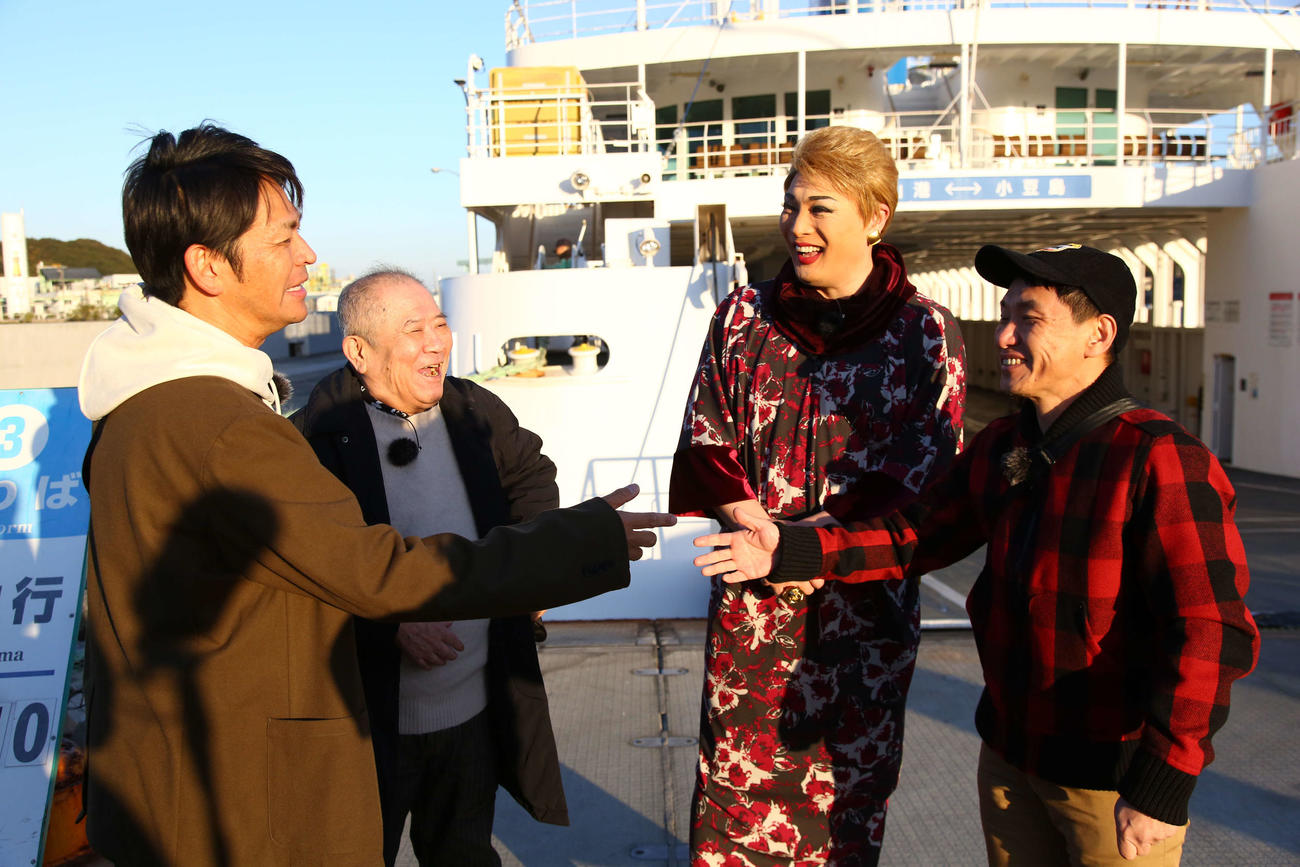 年末恒例の旅番組ロケを行った、左から「ますだおかだ」岡田圭右、桂ざこば、ナジャ・グランディーバ、「ますだおかだ」増田英彦