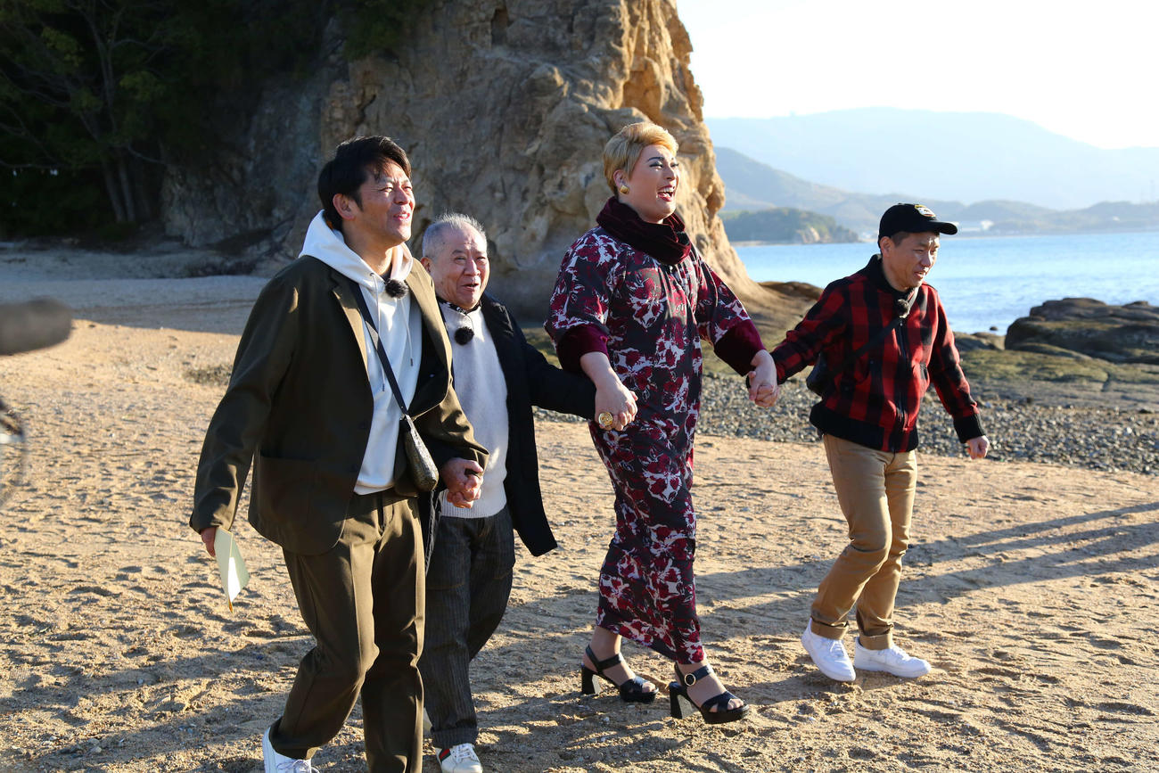 年末恒例の旅番組ロケを行った、左から「ますだおかだ」岡田圭右、桂ざこば、ナジャ・グランディーバ、「ますだおかだ」増田英彦