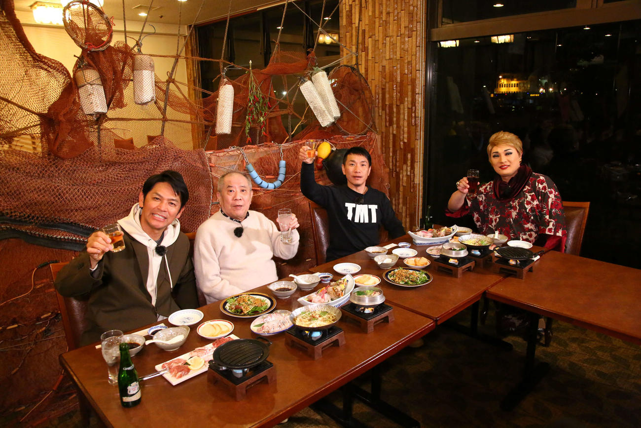 年末恒例の旅番組ロケを行った、左から）「ますだおかだ」岡田圭右、桂ざこば、「ますだおかだ」増田英彦、ナジャ・グランディーバ