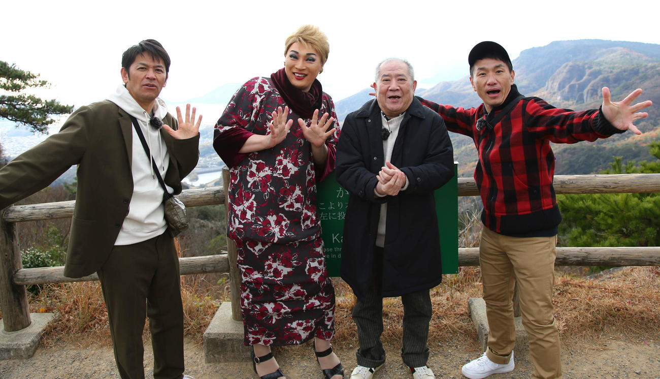 年末恒例の旅番組ロケを行った、左から「ますだおかだ」岡田圭右、ナジャ・グランディーバ、桂ざこば、「ますだおかだ」増田英彦
