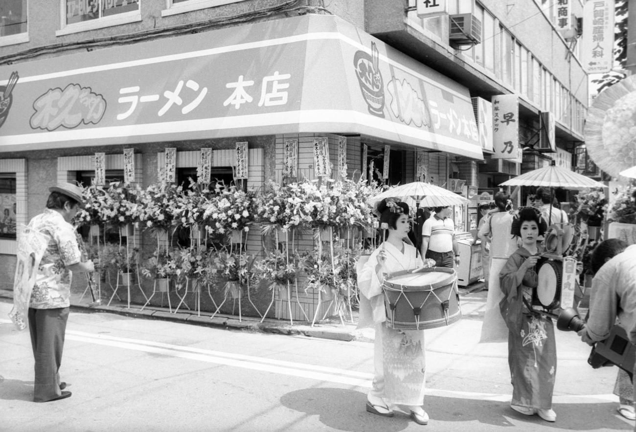 全国ラーメン党会長の林家木久蔵（当時）が横浜・中華街近くにオープンした「木久ちゃんラーメン本店」（1984年8月撮影）