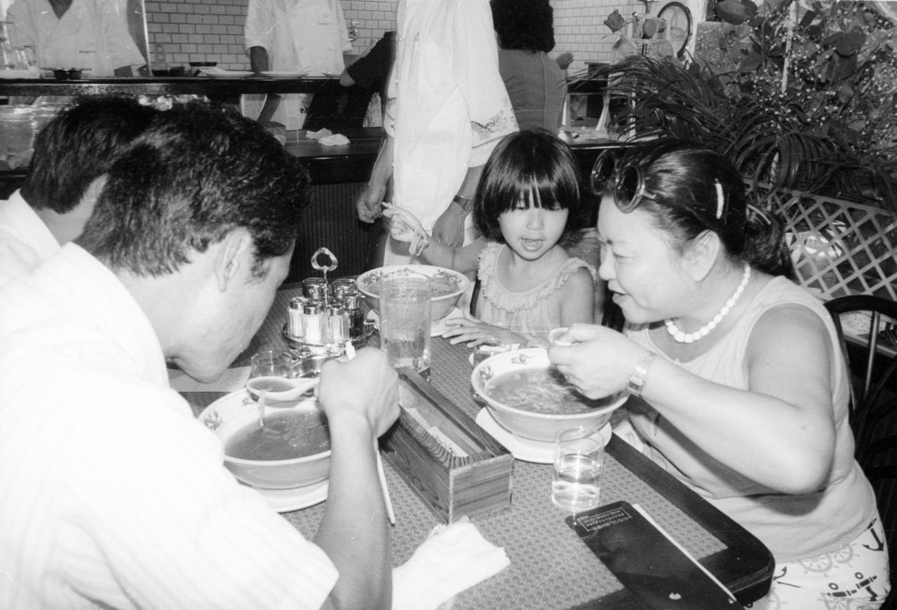 全国ラーメン党会長の林家木久蔵（当時）が横浜・中華街近くにオープンした「木久ちゃんラーメン本店」（1984年8月撮影）