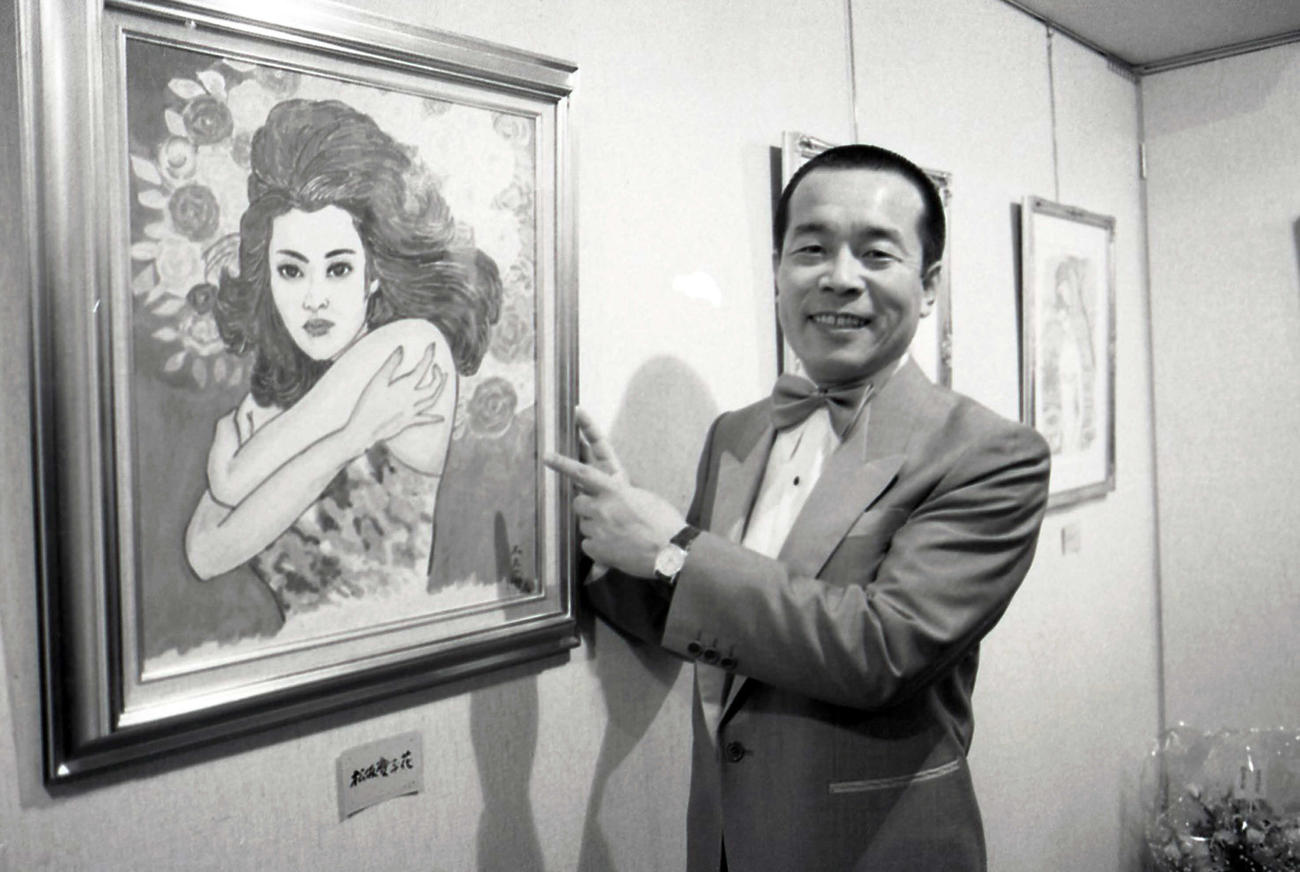 初の個展「美人画展」　松坂慶子を描いた絵の前で得意満面の林家木久蔵（当時＝1983年3月撮影）
