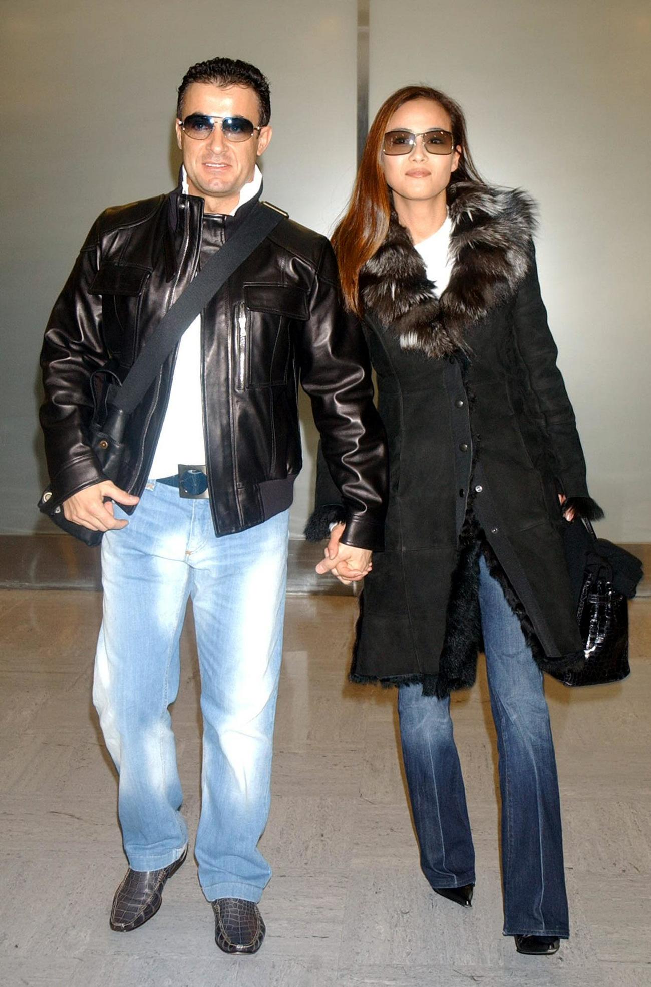 ジャン・アレジ（左）と後藤久美子は手をしかっりと握り合って終始アツアツムード（2004年2月撮影）