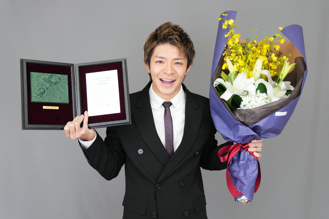 ファン大賞を受賞し笑顔を見せるNumber＿iの岸優太（撮影・横山健太）