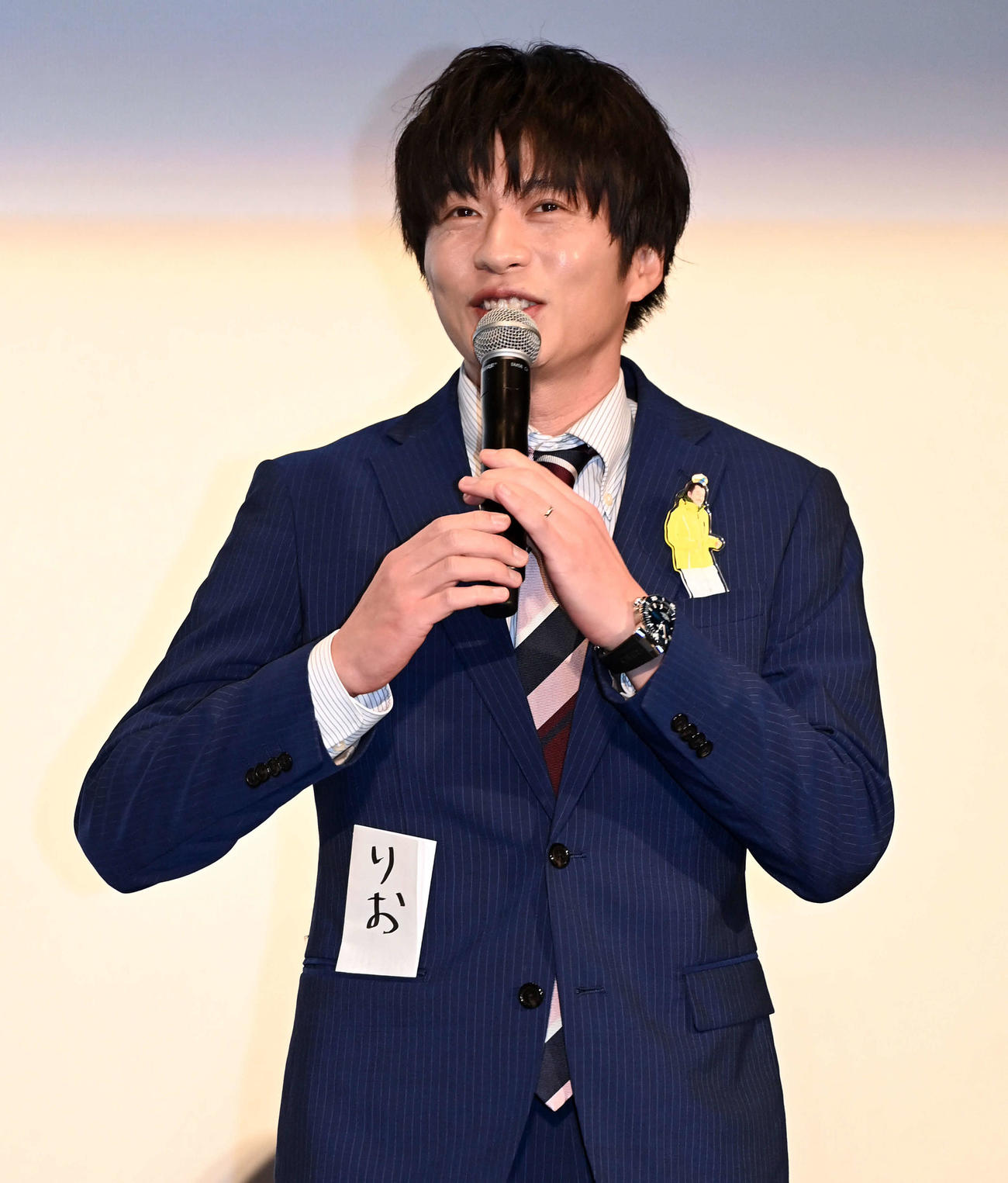 体調不良のため欠席となった吉田剛太郎のバッジを胸に同じく欠席の内田理央の名札をポケットに忍ばせて登壇した田中圭（撮影・たえ見朱実）