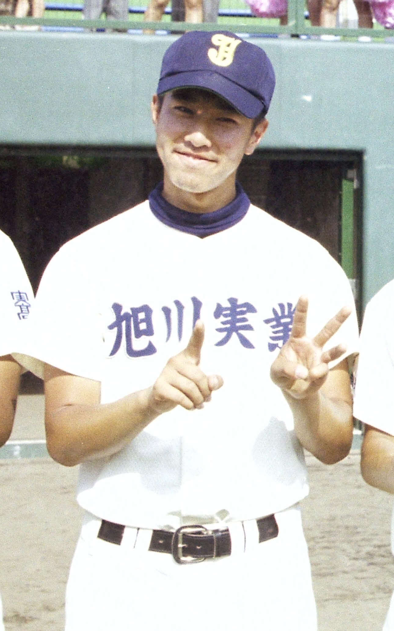 甲子園出場を決め笑顔を見せる旭川実のとにかく明るい安村（1999年7月撮影）