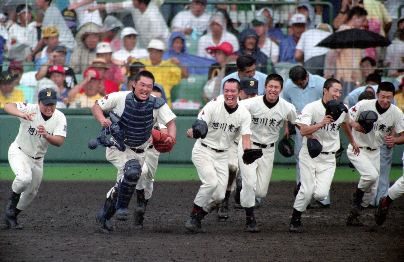 旭川実高で甲子園に出場したときの安村（左から4人目＝1999年8月撮影）