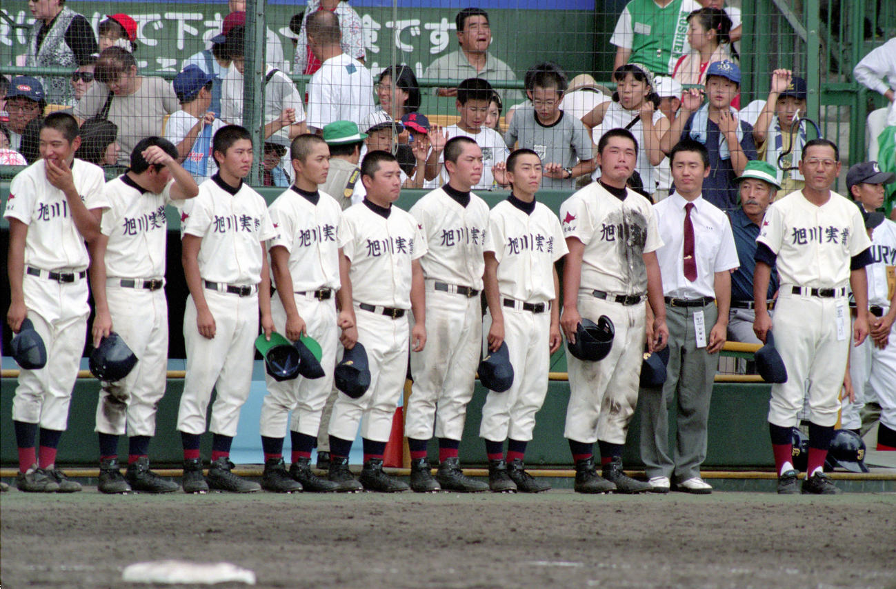 旭川実高で甲子園に出場したときの安村（左から3人目＝1999年8月撮影）