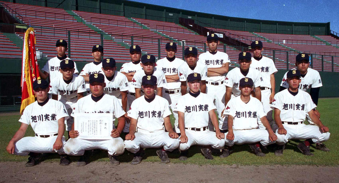 旭川実野球部時代。最後方左端で優勝旗を右手で持つのが安村