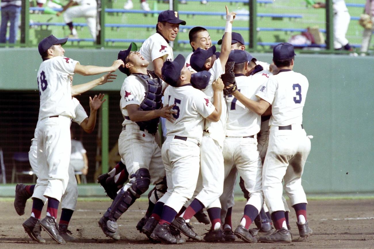 1999年7月、甲子園出場を決めて抱き合って喜ぶ安村選手ら旭川実ナイン