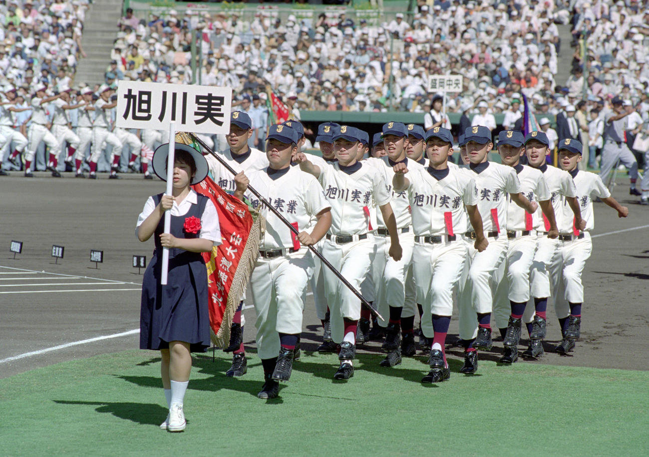 甲子園の開会式で入場行進する安村昇剛（とにかく明るい安村）ら旭川実のナイン。安村は2列目の中央