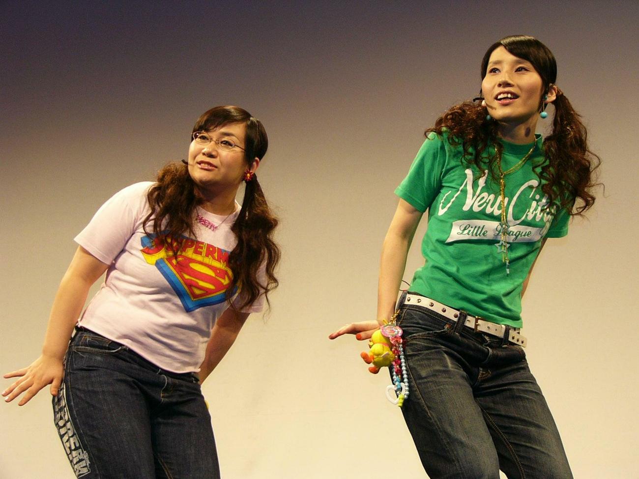 2007年3月11日　アニメ映画「ケロロ軍曹2」プレミア試写会　アニメ映画「ケロロ軍曹2」の同時上映アニメ「ちびケロ」の主題歌をパフィーを意識したいでたちで初披露した左からハリセンボンの近藤春菜、箕輪はるか