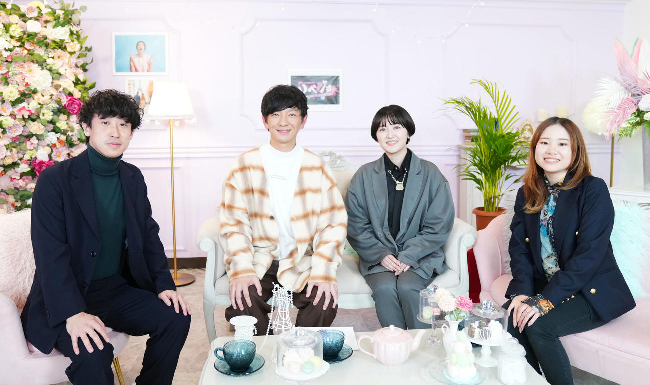 「リベジョ！」収録を終え笑顔を見せる、左からプロデューサーの柏原萌人さん、パンサーの向井慧、ラランドのサーヤ、演出担当の中川ゆりやさん（撮影・横山健太）