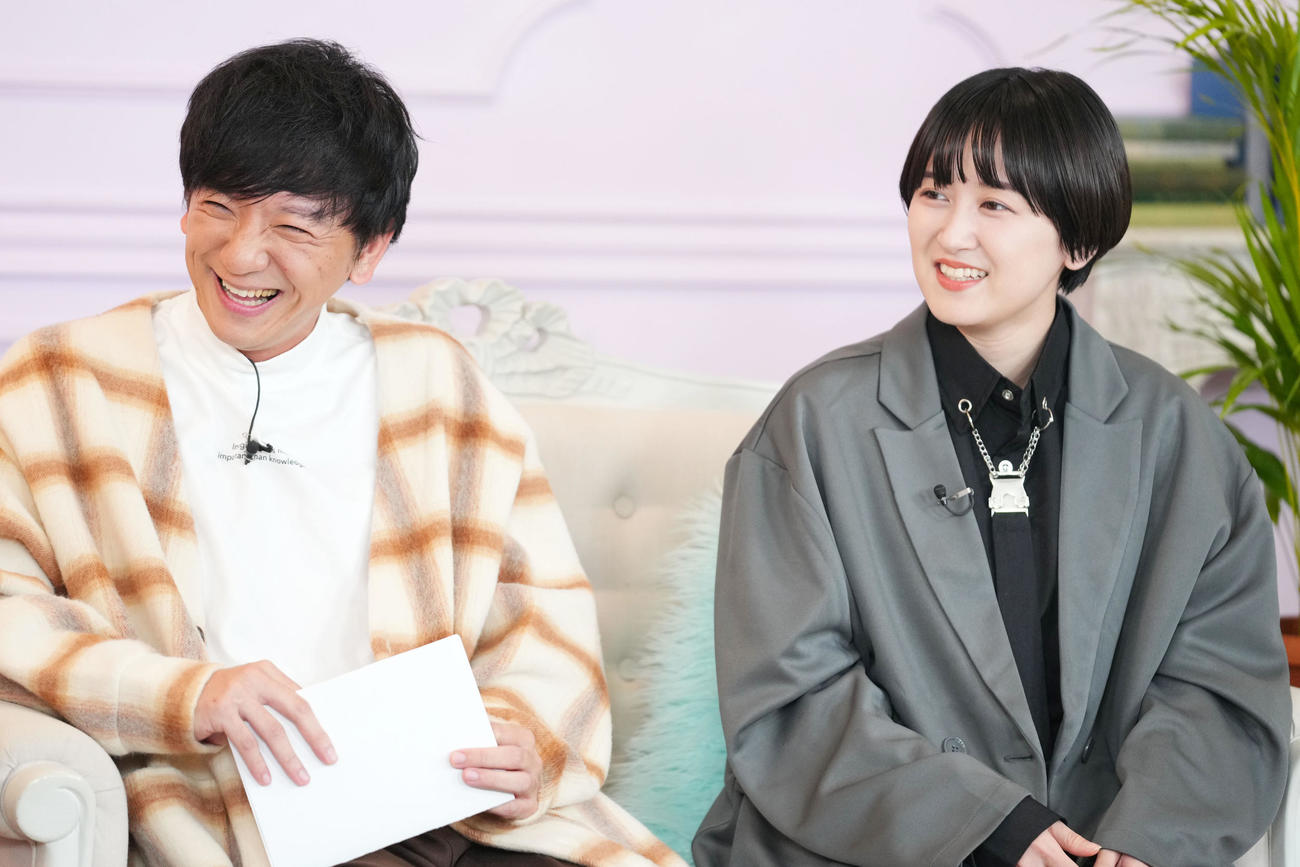 司会を務めたパンサーの向井慧（左）とラランドのサーヤ（撮影・横山健太）