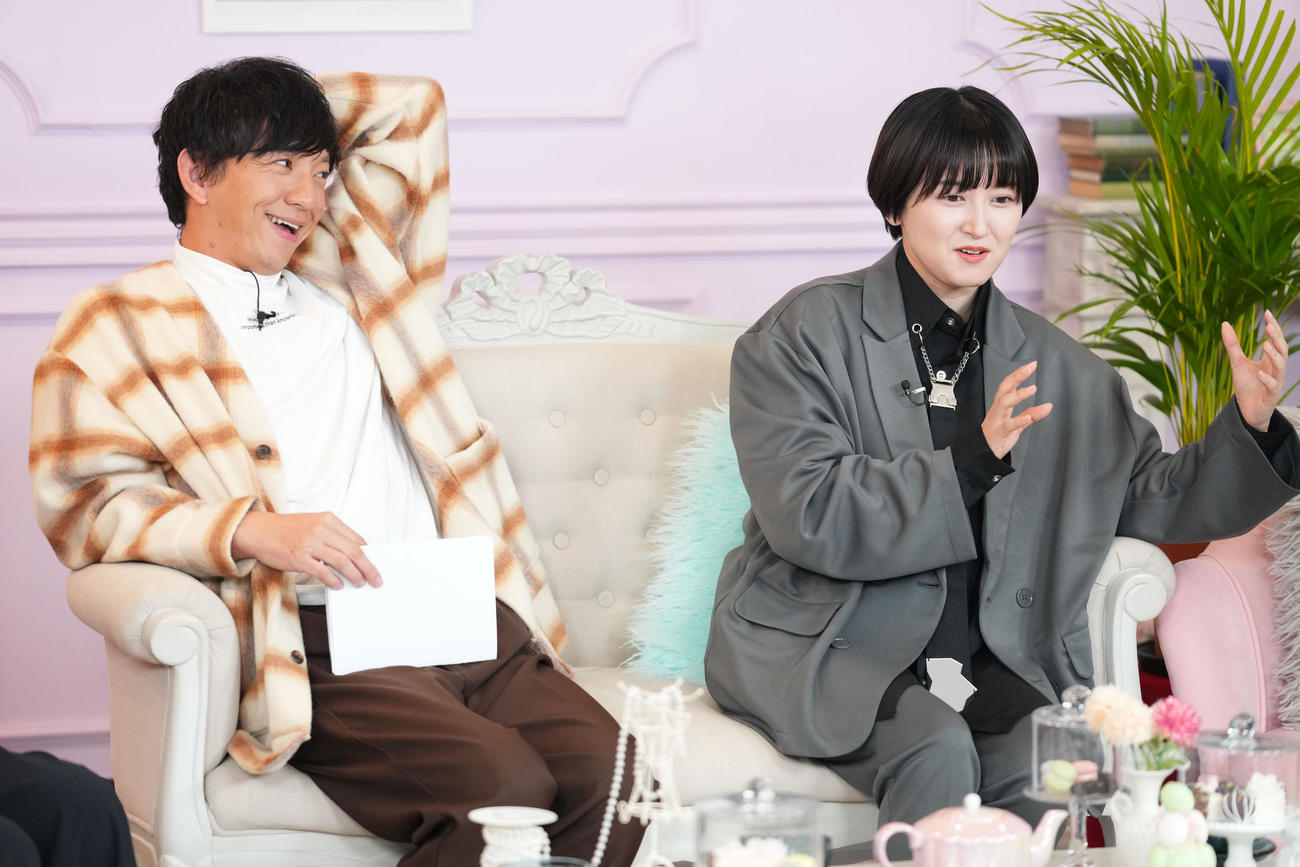 司会を務めたパンサーの向井慧（左）とラランドのサーヤ（撮影・横山健太）