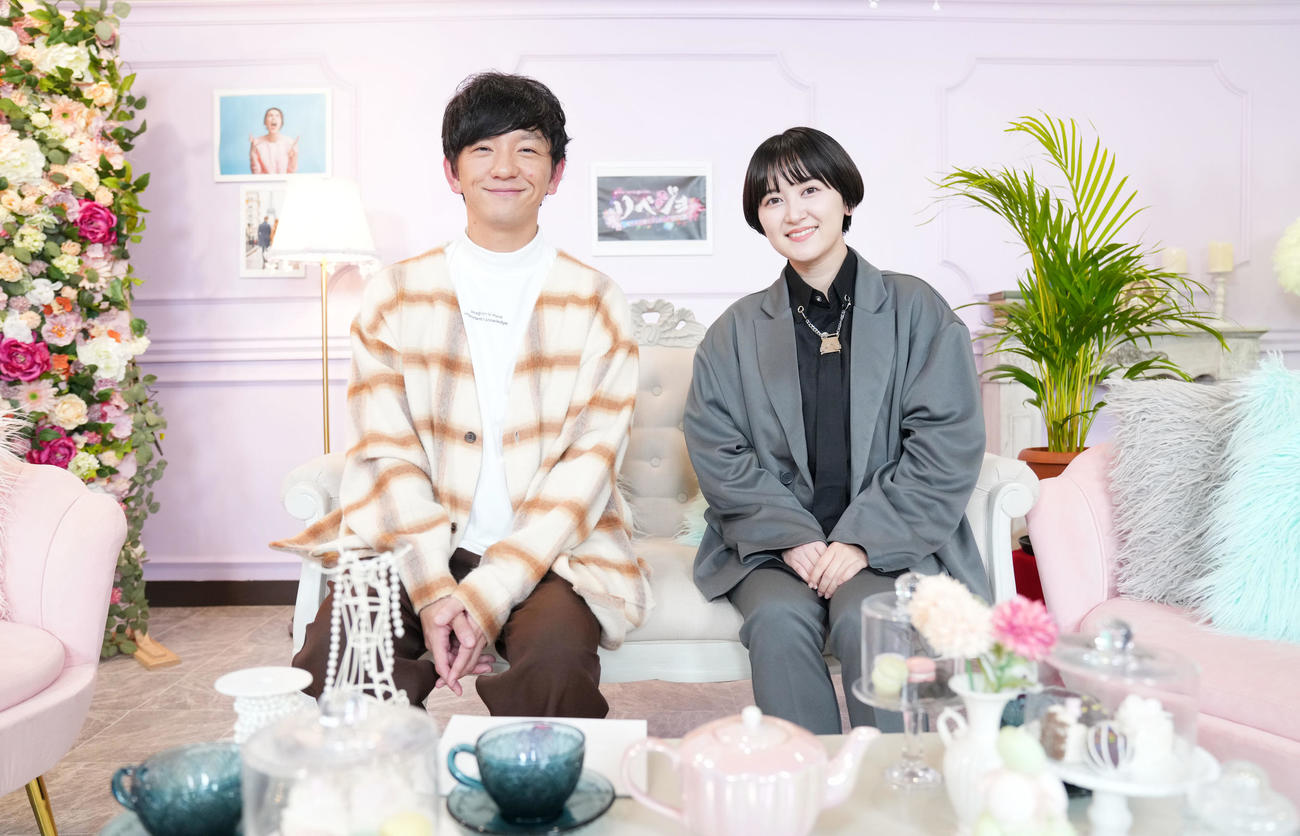 「リベジョ！」で司会を務めたパンサーの向井慧（左）とラランドのサーヤ（撮影・横山健太）