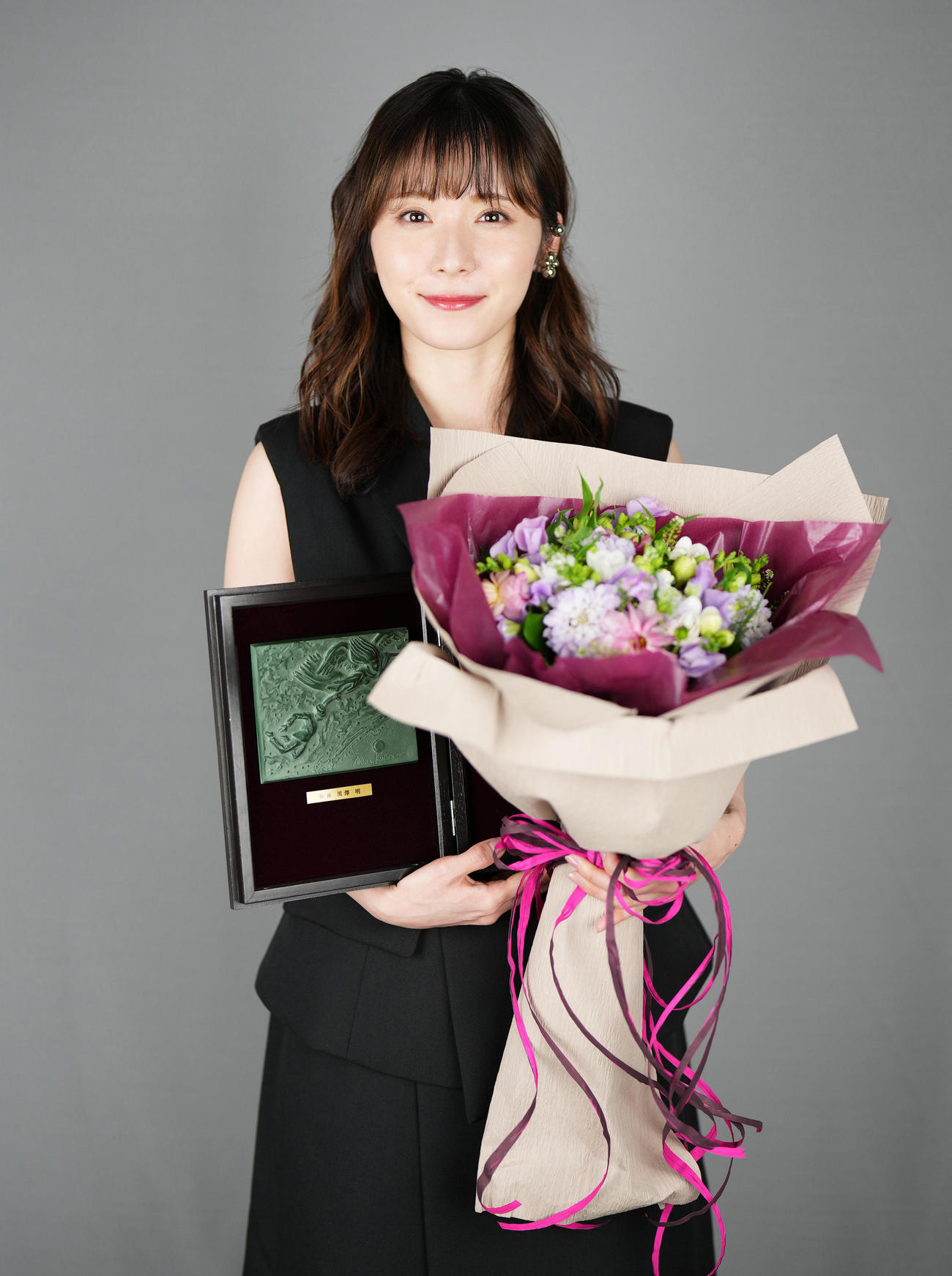 主演女優賞を受賞し、笑顔で盾と花束を手にする松岡茉優（撮影・菅敏）