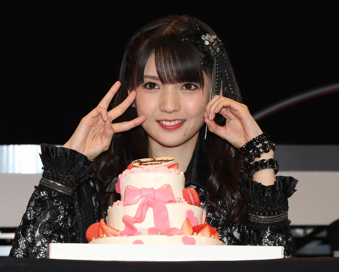 バースデーケーキを前に「30」のポーズで写真に納まる道重さゆみ（19年7月撮影）