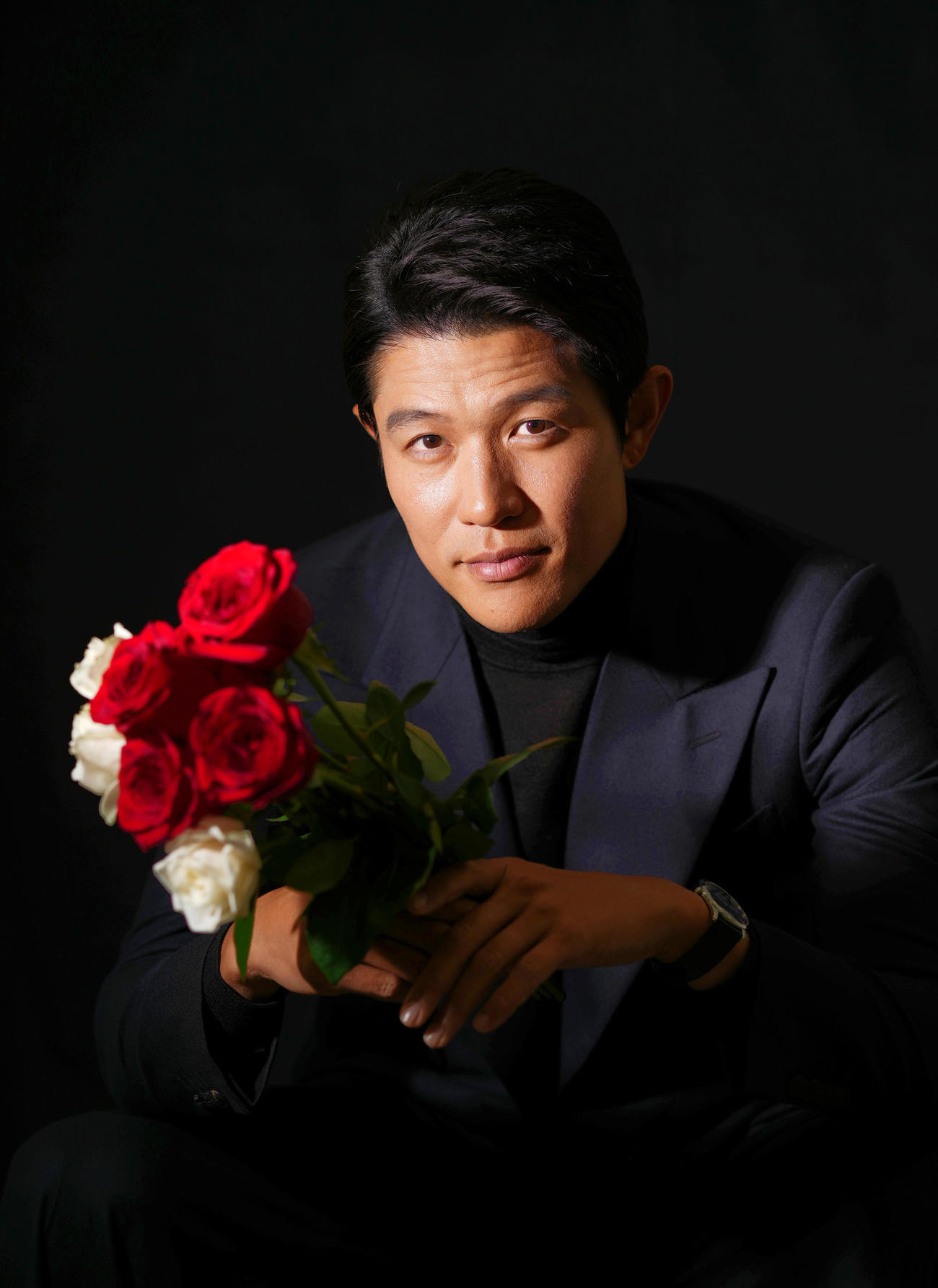 主演男優賞を受賞し、バラの花を手にする鈴木亮平（撮影・菅敏）