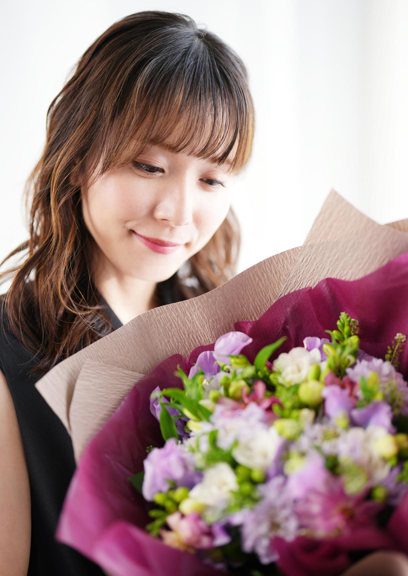 主演女優賞を受賞し、花束を手にする松岡茉優（撮影・菅敏）