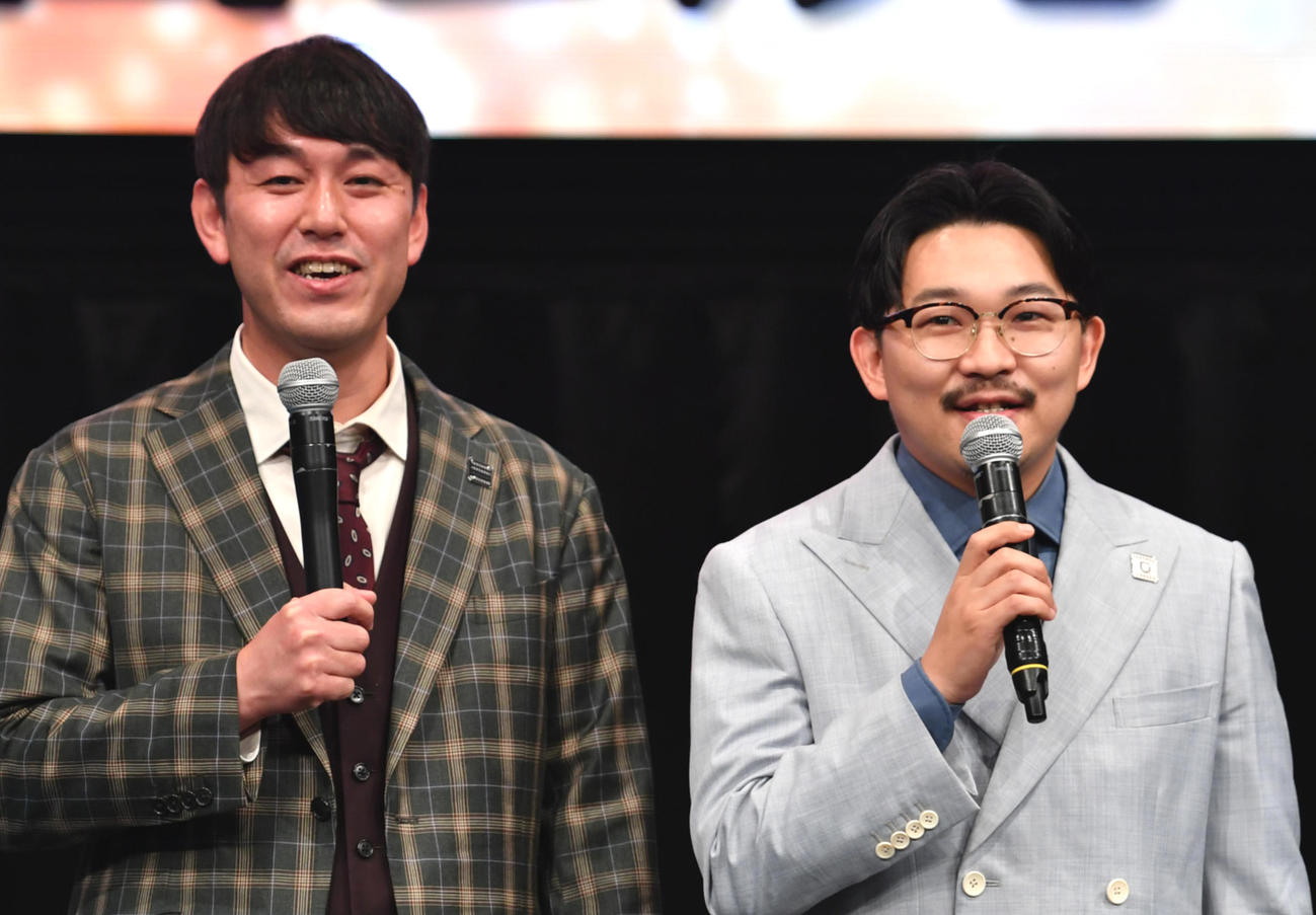 オズワルドの畠中悠（左）と伊藤俊介（2023年撮影）