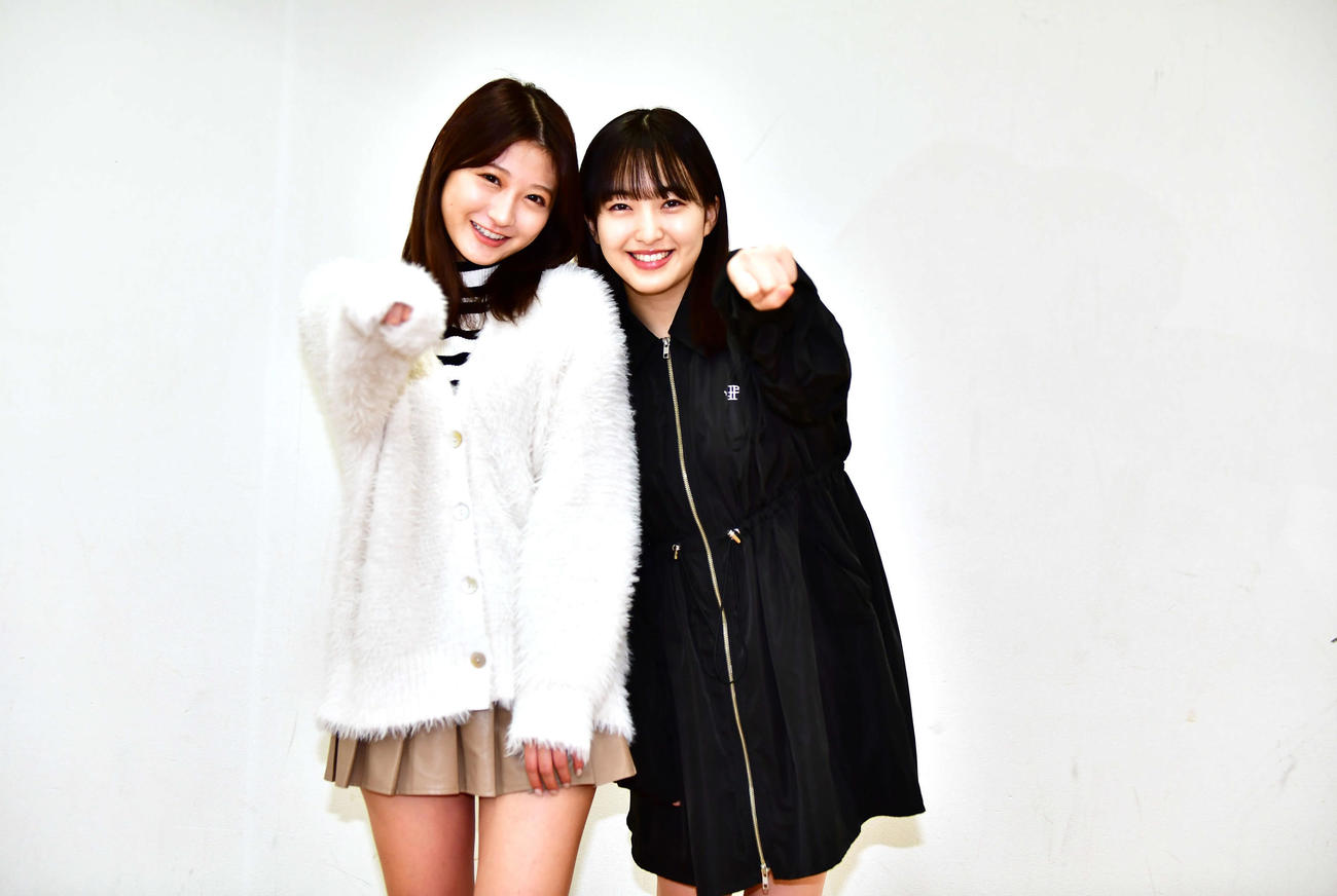 舞台「コムタンスープ」で共演する宮■（■は崎の大が立の下の横棒なし）想乃（左）と田島芽瑠（撮影・大友陽平）