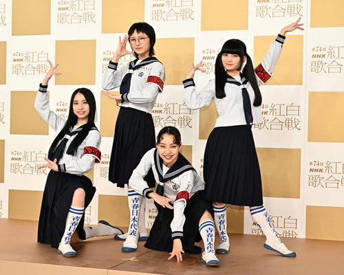 記念撮影する新しい学校のリーダーズ。左からKANON、SUZUKA、RIN、MIZYU(撮影・滝沢徹郎)