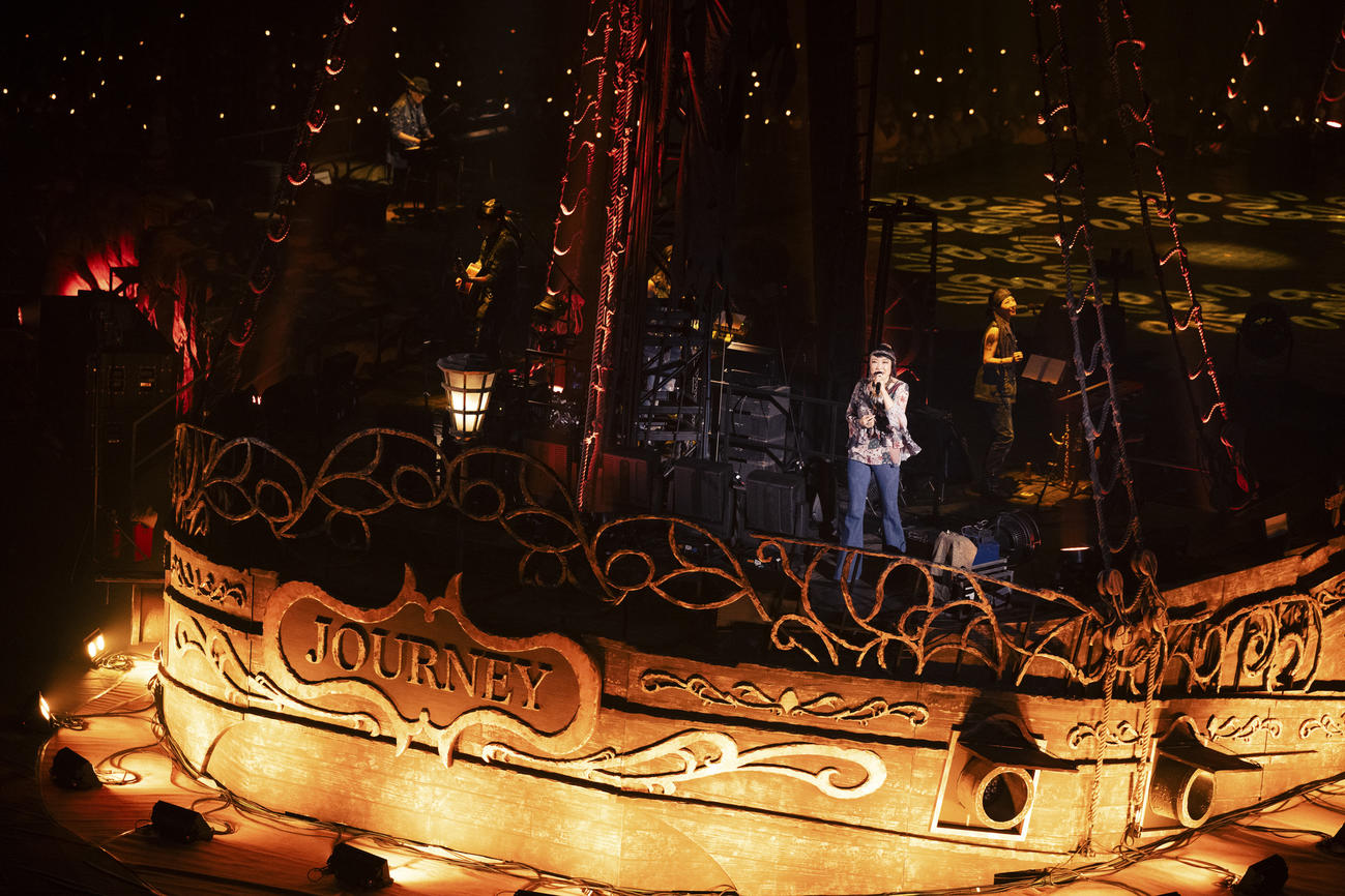 50周年記念の全国アリーナツアー「The Journey」のファイナル公演を行った松任谷由美（撮影・田中聖太郎）
