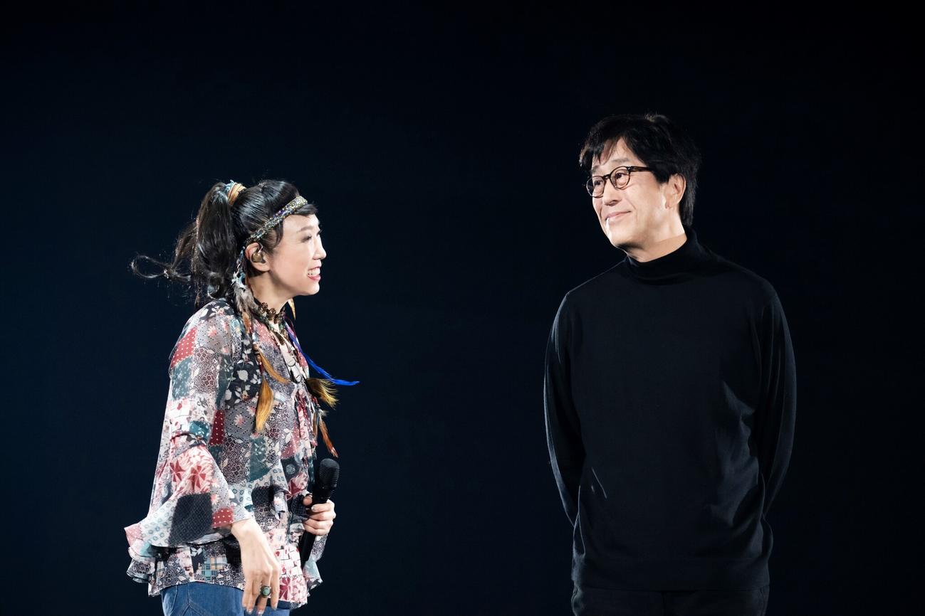 50周年記念の全国アリーナツアー「The Journey」のファイナル公演を行った松任谷由美（左）（撮影・田中聖太郎）