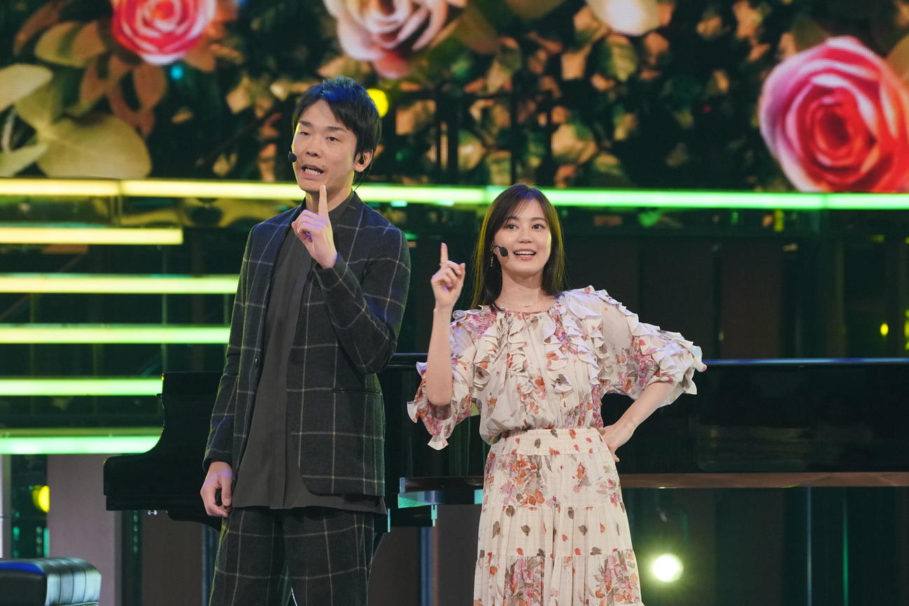NHK紅白歌合戦リハーサルで音合わせをするハマいくのかまいたち濱家隆一（左）と生田絵梨花