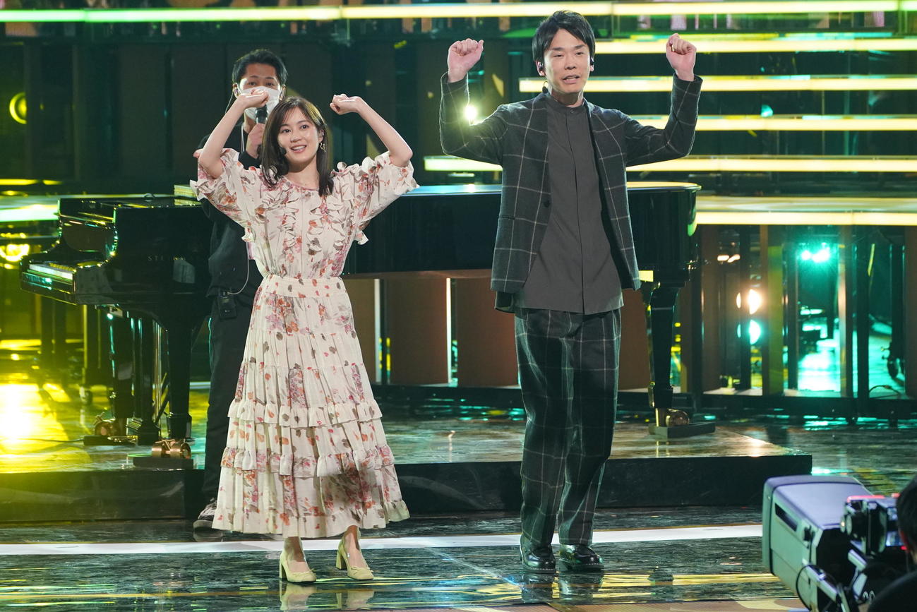 NHK紅白歌合戦リハーサルで音合わせをするハマいくのかまいたち濱家隆一（右）と生田絵梨花