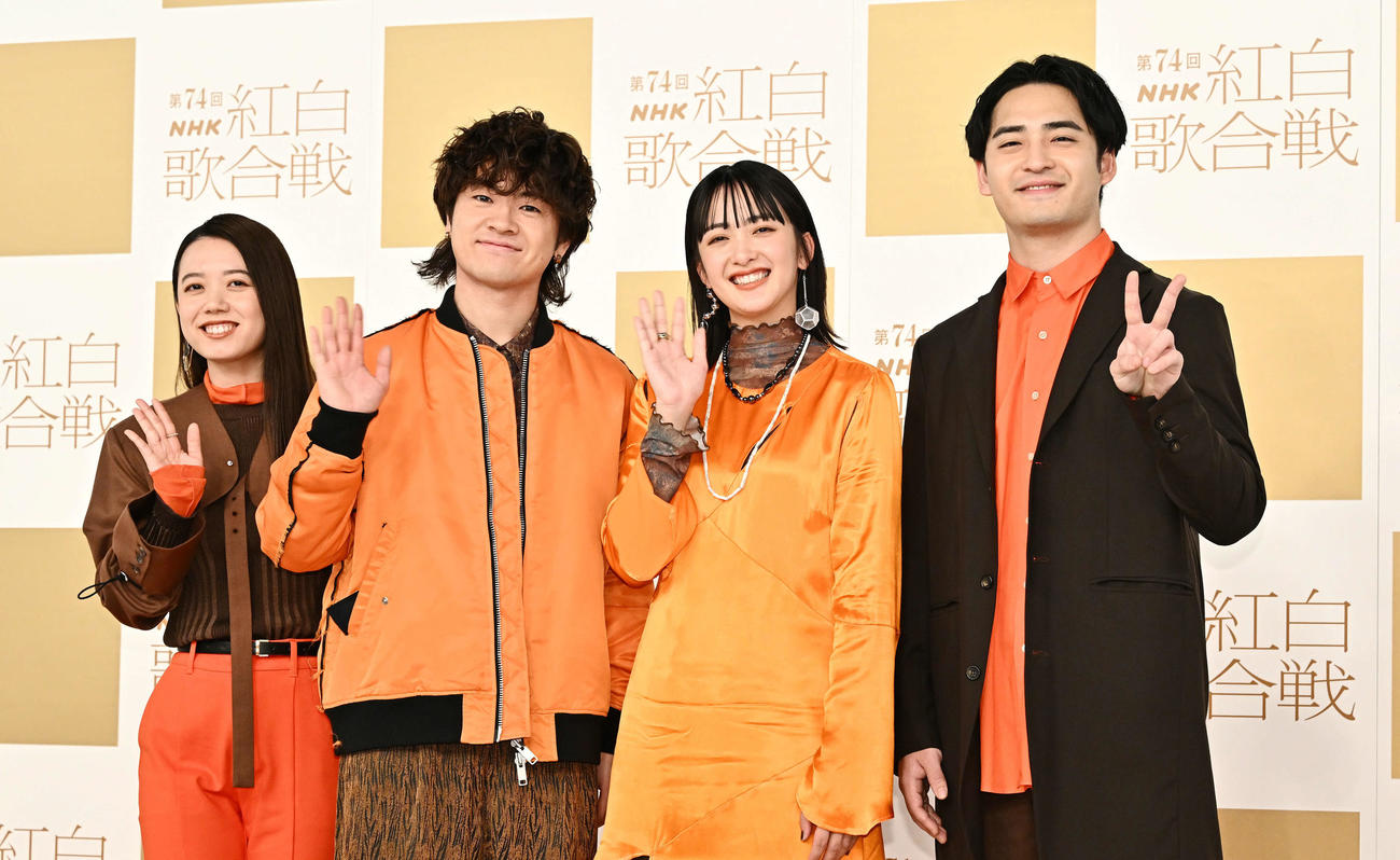 記念撮影する緑黄色社会。左からPeppe、穴見真吾、長屋晴子、小林壱誓（撮影・滝沢徹郎）