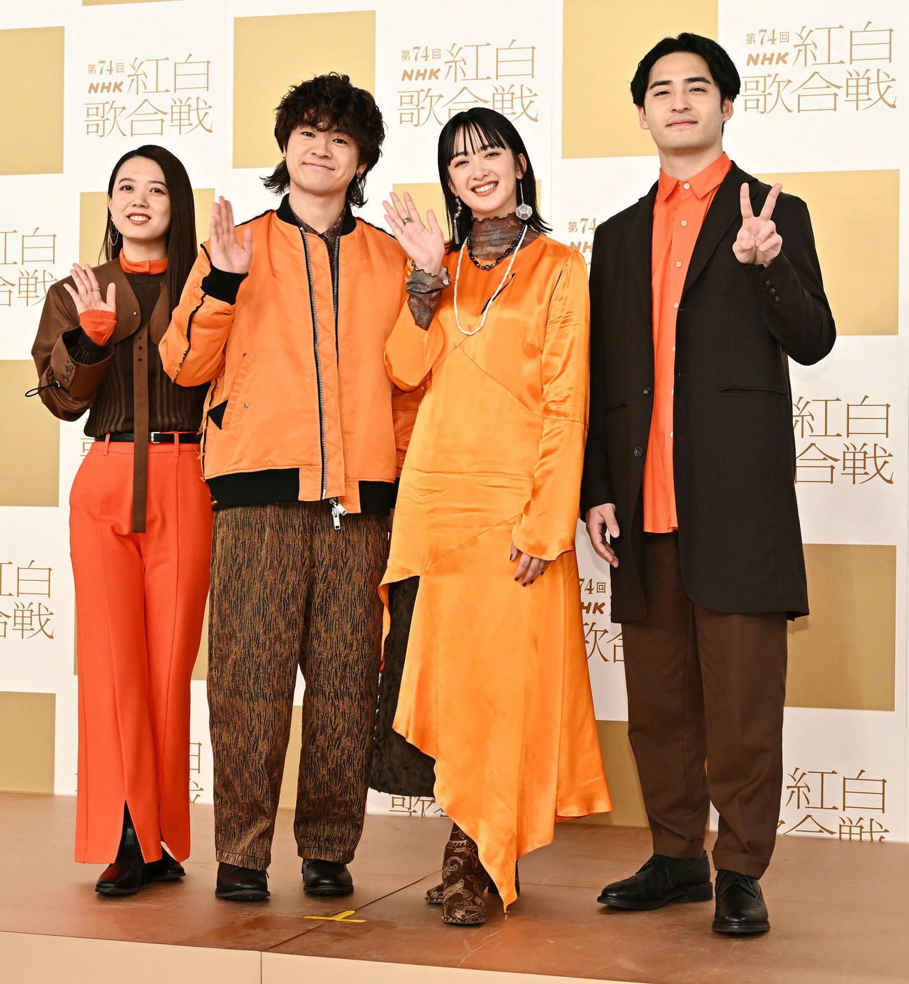 記念撮影する緑黄色社会。左からPeppe、穴見真吾、長屋晴子、小林壱誓（撮影・滝沢徹郎）