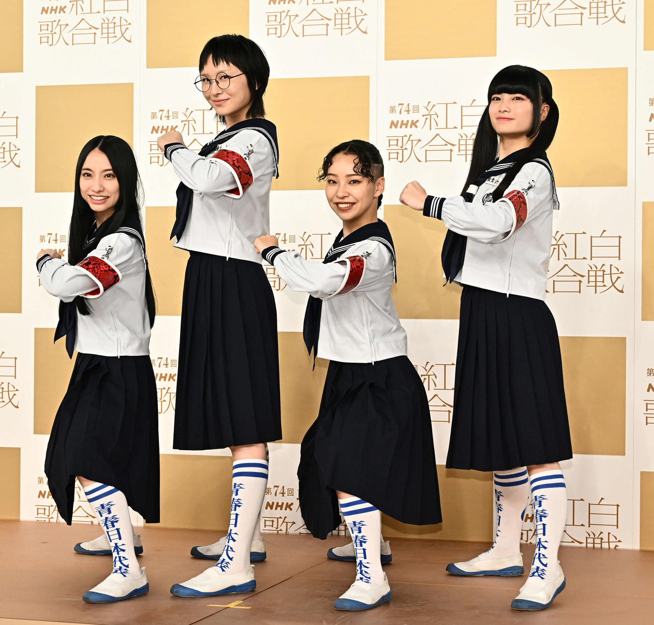 記念撮影する新しい学校のリーダーズ。左からKANON、SUZUKA、RIN、MIZYU（撮影・滝沢徹郎）