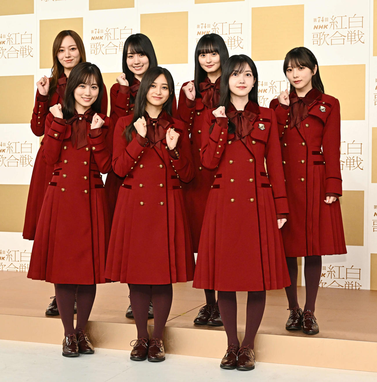 記念撮影する乃木坂46。前列左から山下美月、井上和、久保史緒里、後列左から梅澤美波、賀喜遥香、遠藤さくら、与田祐希（撮影・滝沢徹郎）