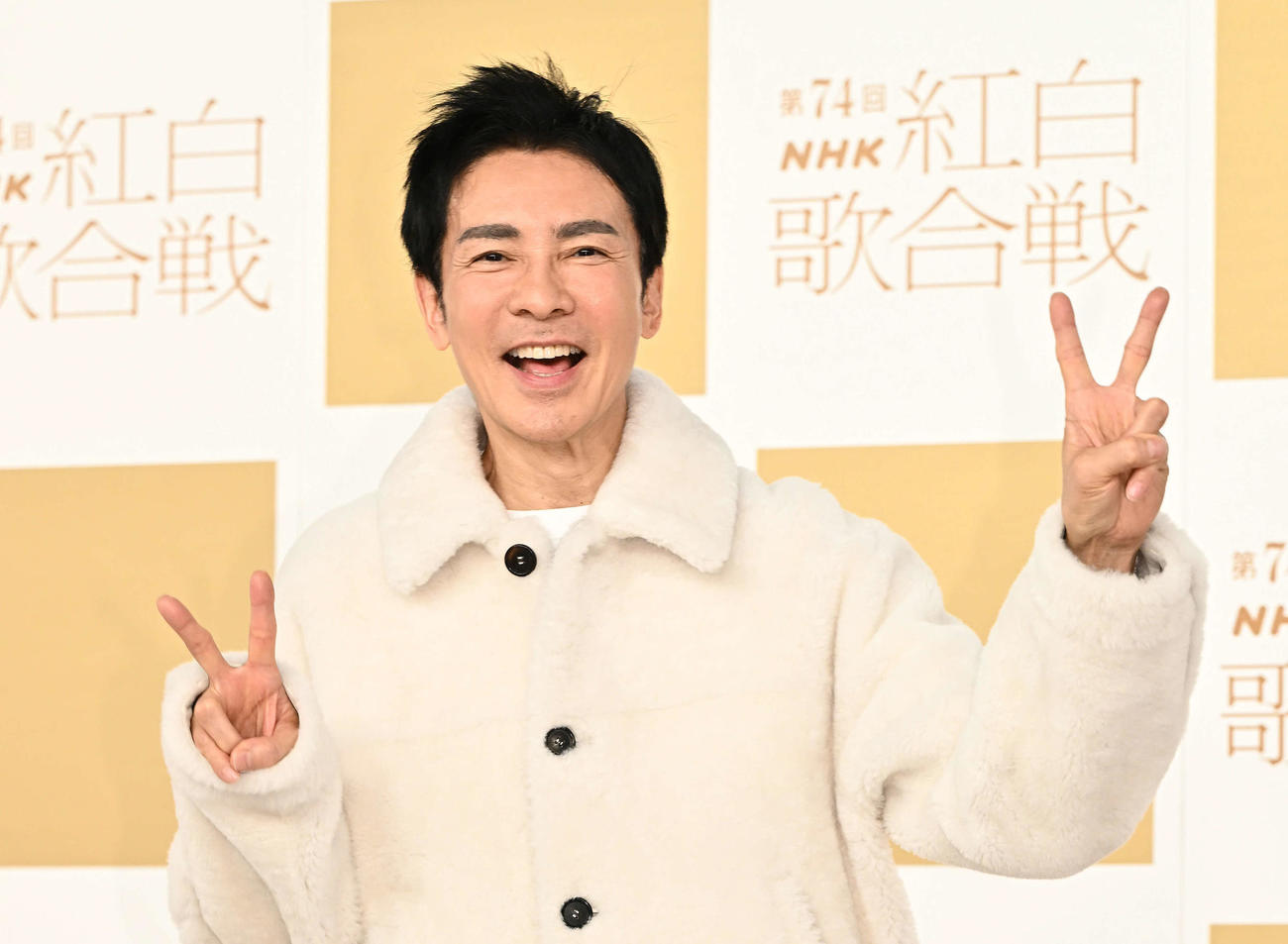 記念撮影する郷ひろみ（撮影・滝沢徹郎）