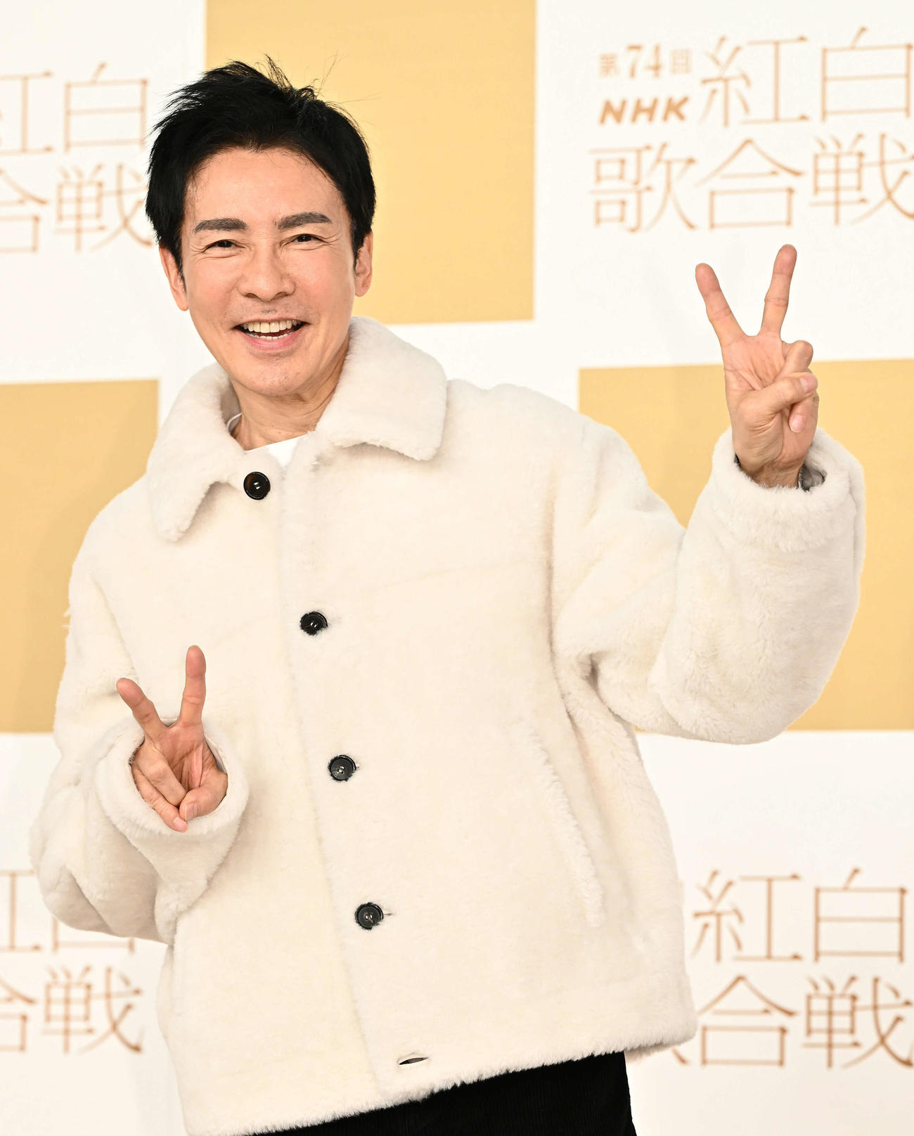 記念撮影する郷ひろみ（撮影・滝沢徹郎）