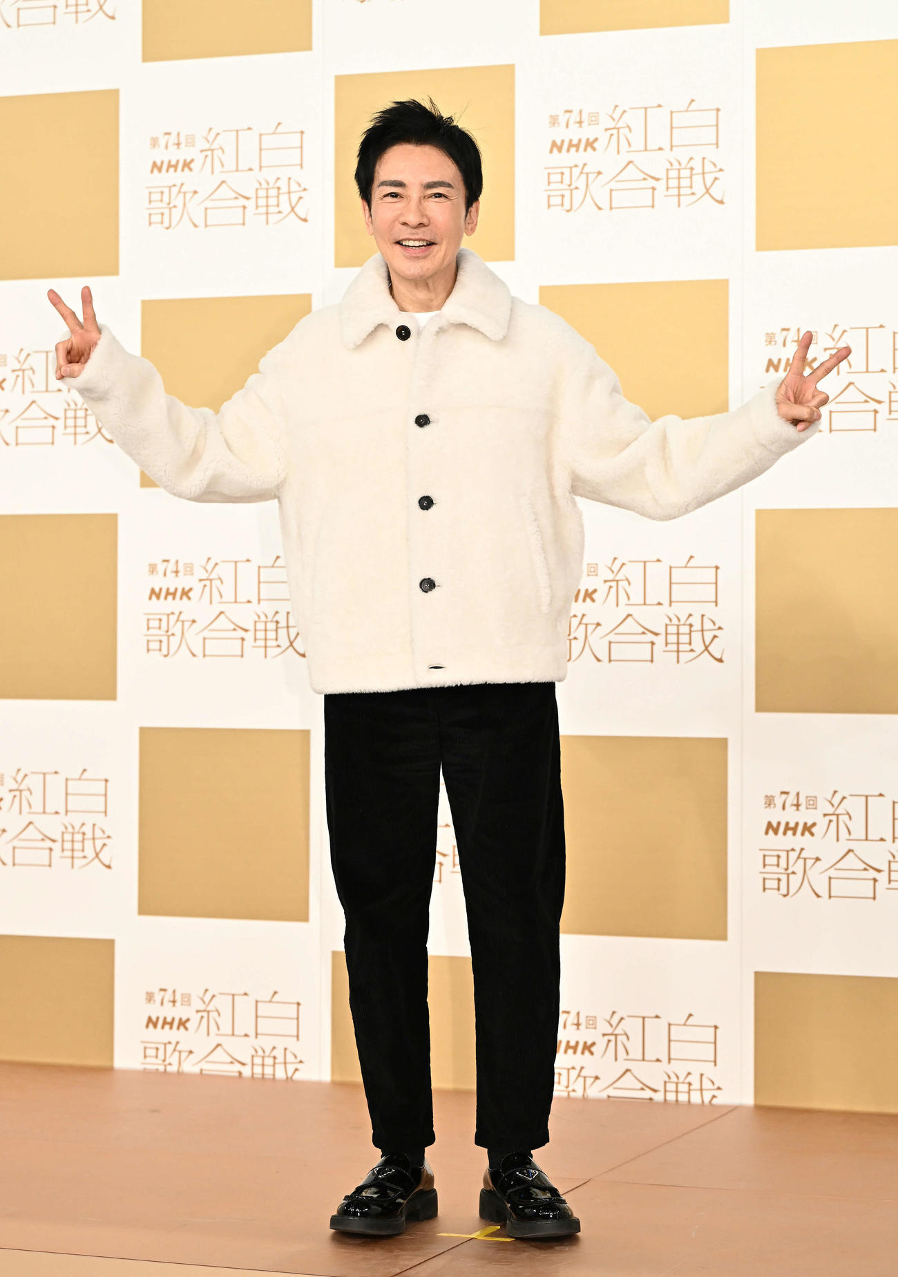 記念撮影する郷ひろみ（撮影・滝沢徹郎）