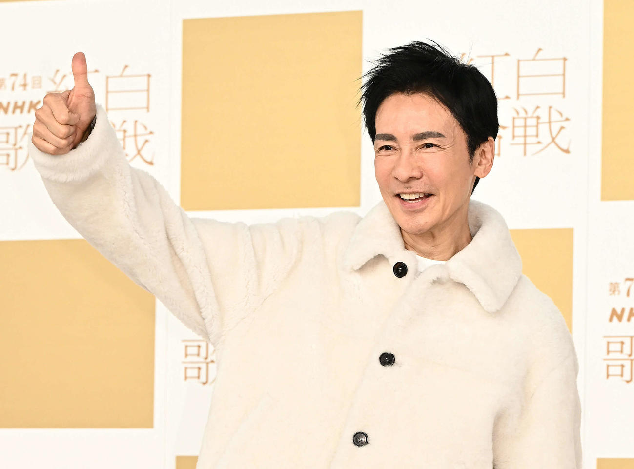 記念撮影する郷ひろみ（撮影・滝沢徹郎）