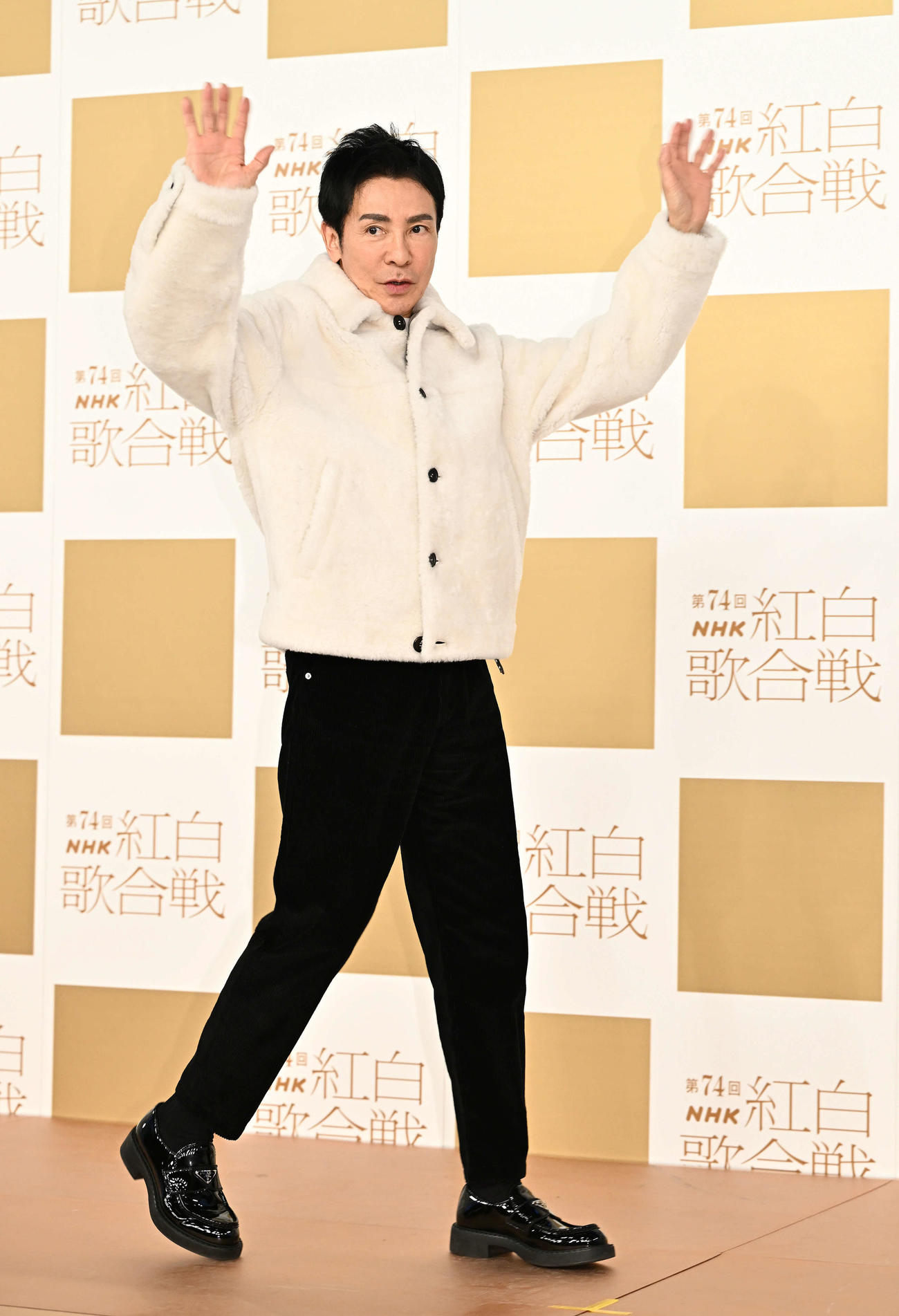 記念撮影に臨む郷ひろみ（撮影・滝沢徹郎）
