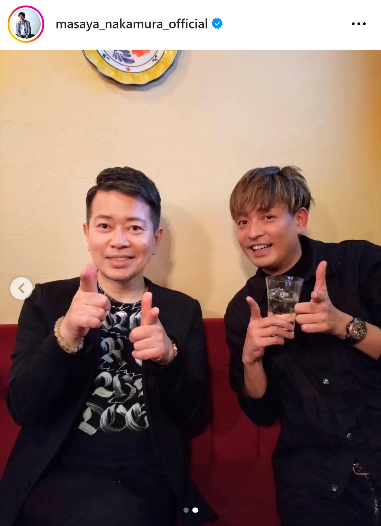 「宮迫ですッ！」ポーズの宮迫博之（左）と中村昌也（中村昌也のインスタグラムから）