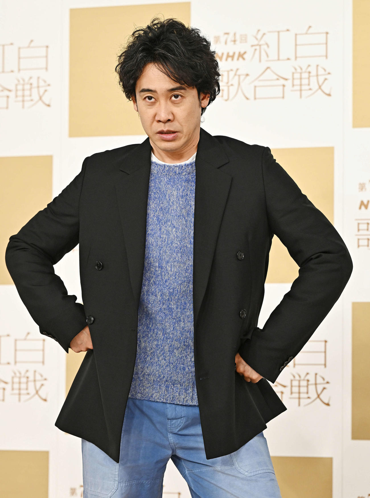 記念撮影する大泉洋（撮影・滝沢徹郎）