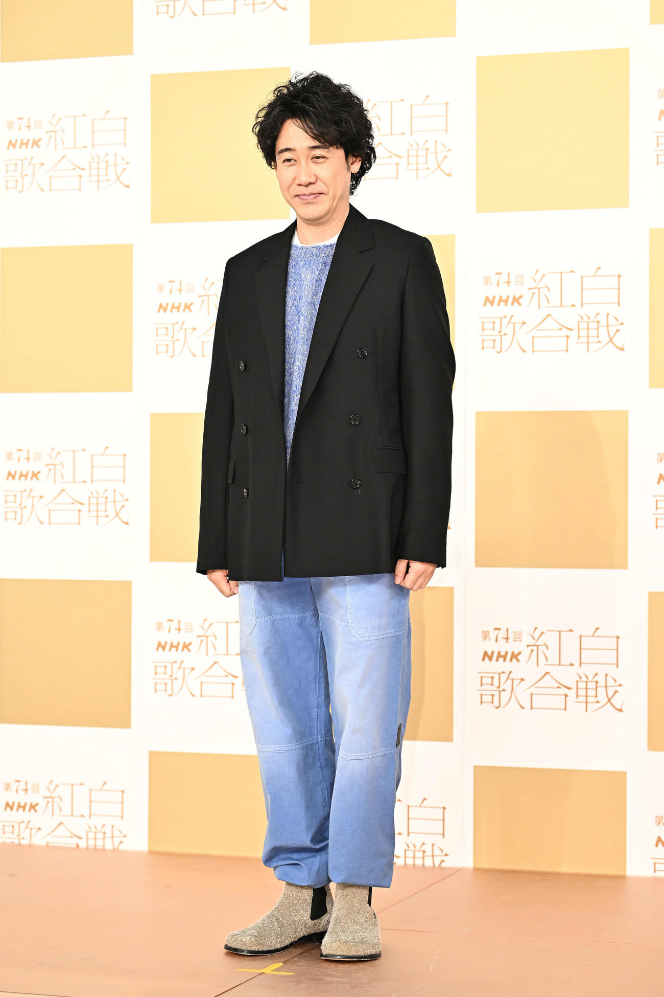 記念撮影する大泉洋（撮影・滝沢徹郎）