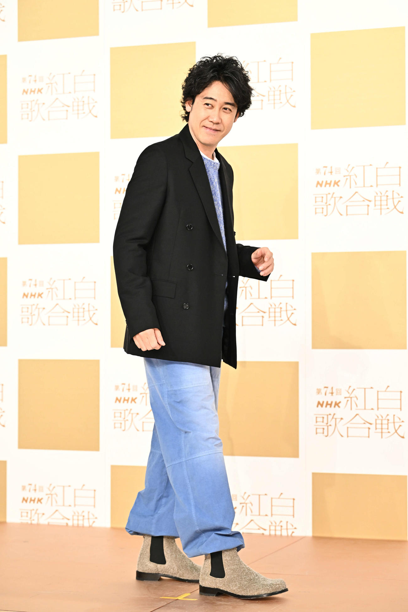 記念撮影する大泉洋（撮影・滝沢徹郎）