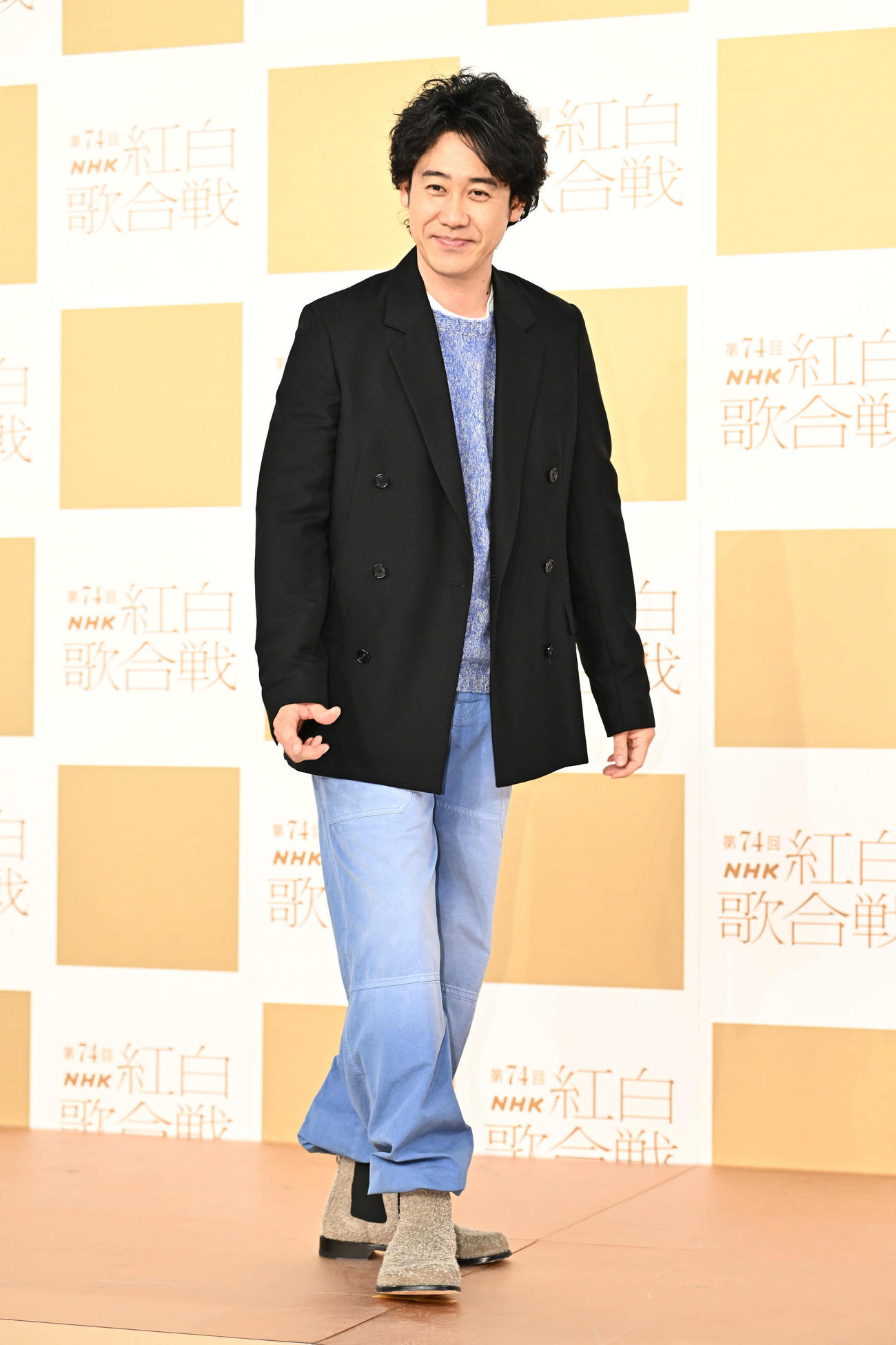 記念撮影する大泉洋（撮影・滝沢徹郎）