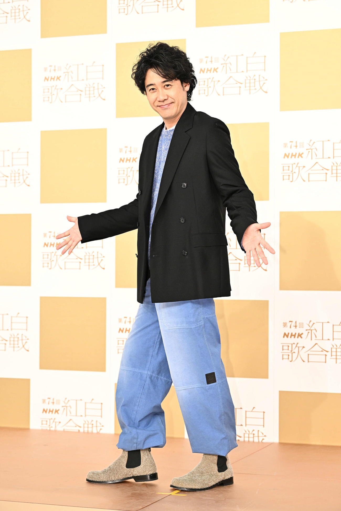 記念撮影する大泉洋（撮影・滝沢徹郎）