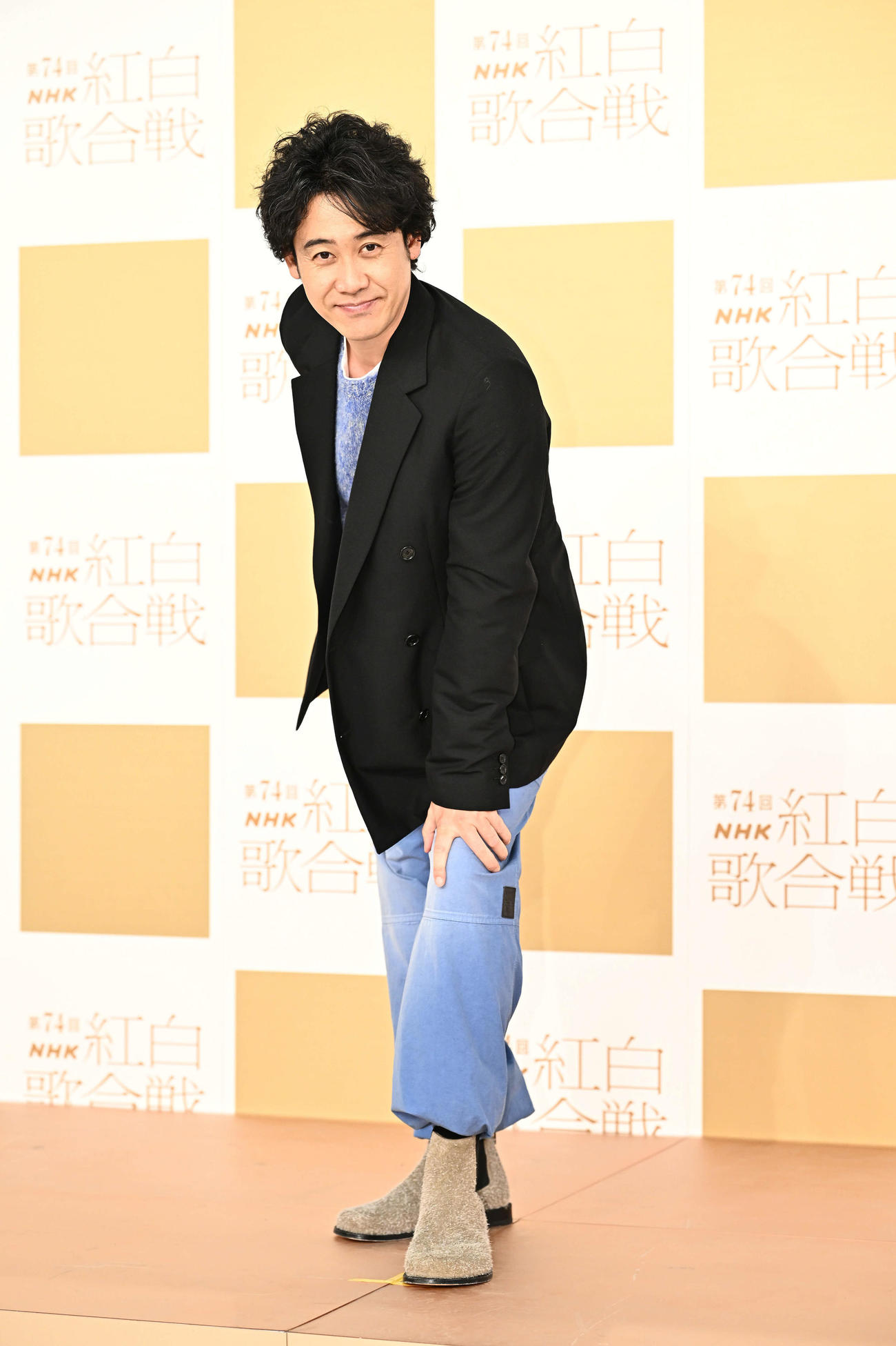 記念撮影する大泉洋（撮影・滝沢徹郎）