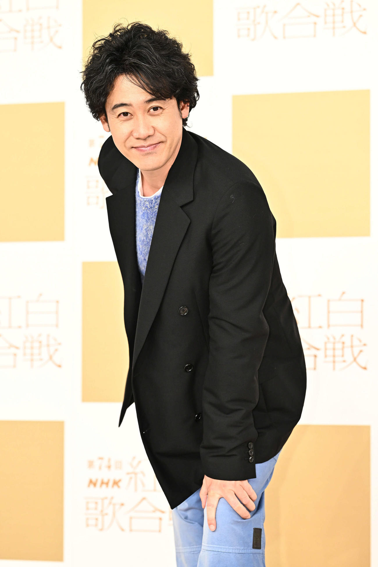 記念撮影する大泉洋（撮影・滝沢徹郎）